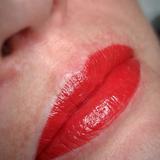 Перманентный макияж губ, можно выполнить как полупрозрачный -- нюдовый эффект ,так и  плотную растушевку -- помадный эффект. 