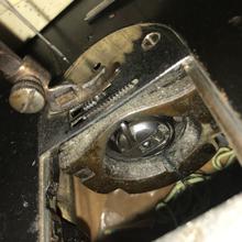 Швейная машинка старая «Орша» петляет нитку и слабый мотор 